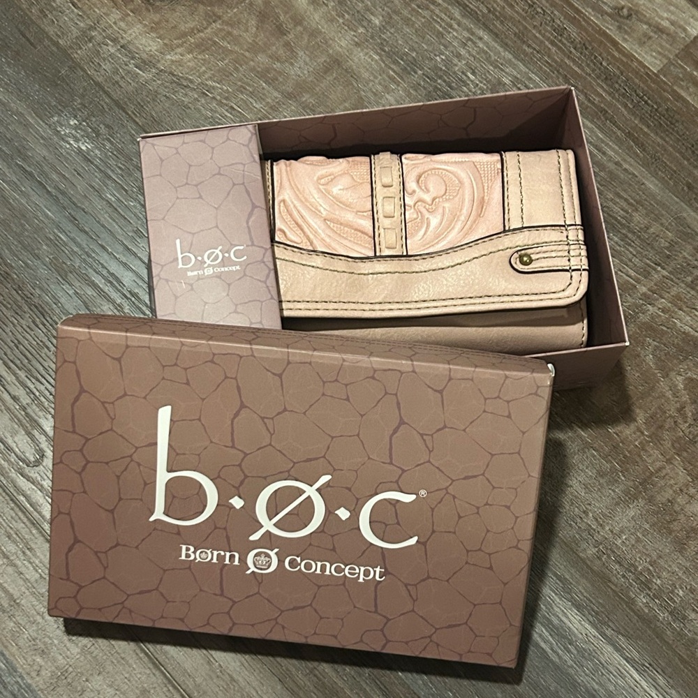 50%offw❤️ BOC Embossed Saddle pink Leather Tri-Fold Large Wallet